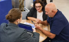 Пенсионеры всё чаще пользуются банковскими картами