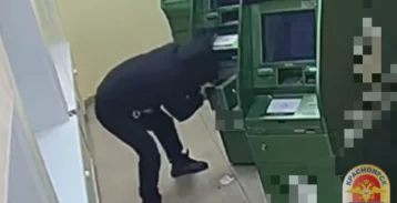 Фото: Житель Красноярска предстал перед судом за попытку кражи из банкомата денег на покупку билета в другую страну 1