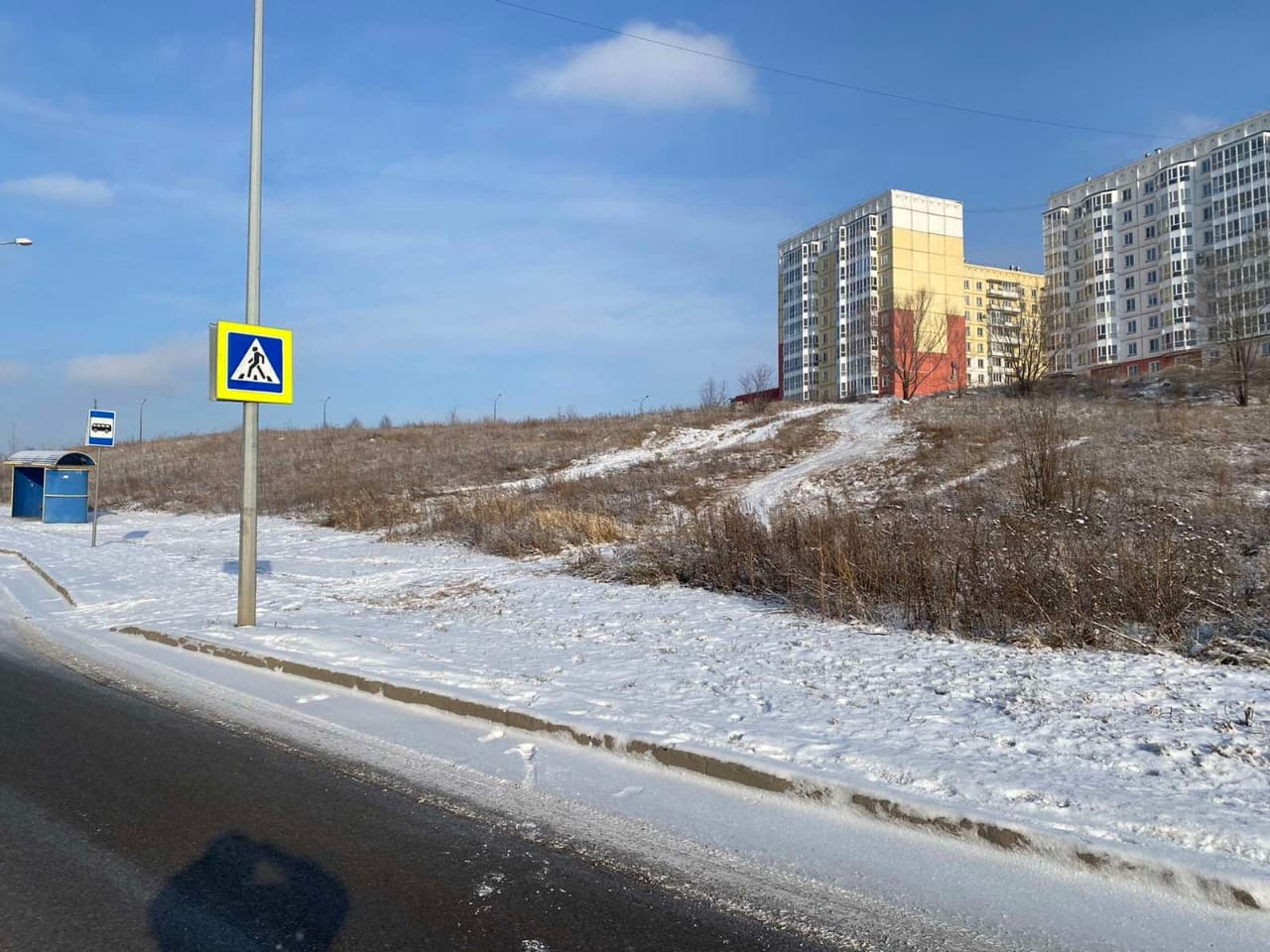 В кузбасском городе начали ликвидировать опасные детские горки, спускающиеся к дорогам