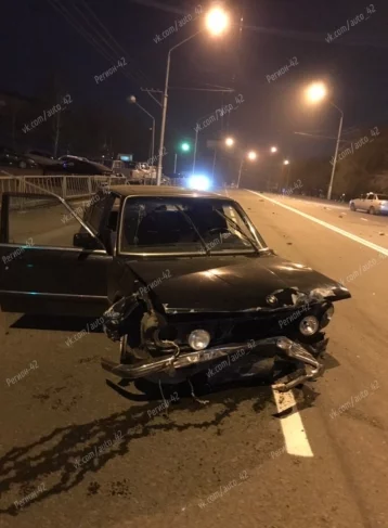 Фото: Раритетный автомобиль BMW попал в ДТП на проспекте Октябрьском в Кемерове 6
