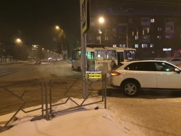 Фото: В Кемерове произошло ДТП с маршруткой: пострадали пассажиры 3