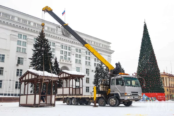 В Кемерове на площади Советов начали ставить торговые павильоны и заливать каток