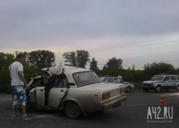 Фото: В Кемерове на Притомском проспекте столкнулись УАЗ и «Жигули»: есть пострадавшие 1