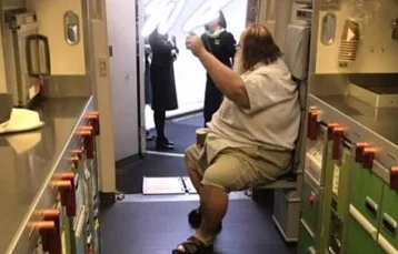 Фото: 200-килограммовый американец, унижавший стюардесс в туалете самолёта, умер от неизвестной болезни 1