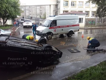 Фото: В Кемерове столкнулись четыре автомобиля: один из них опрокинулся на крышу 3