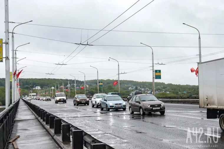 Фото: Понтонный мост, реверсивное движение и полный запрет на личные автомобили. Какие меры могли бы ускорить движение по Кузбасскому мосту 2