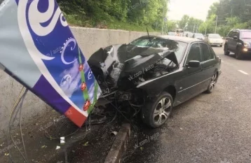 Фото: В Кемерове на Логовом шоссе автомобиль BMW врезался в столб 1