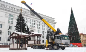 В Кемерове на площади Советов начали ставить торговые павильоны и заливать каток
