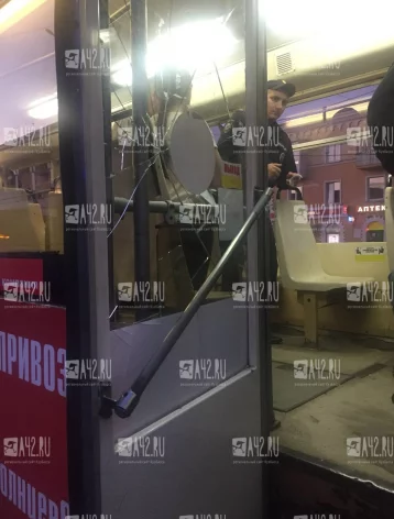 Фото: «Устроил скандал»: в полиции прокомментировали инцидент в трамвае Кемерова, где пьяный мужчина разбил стекло входной двери 1