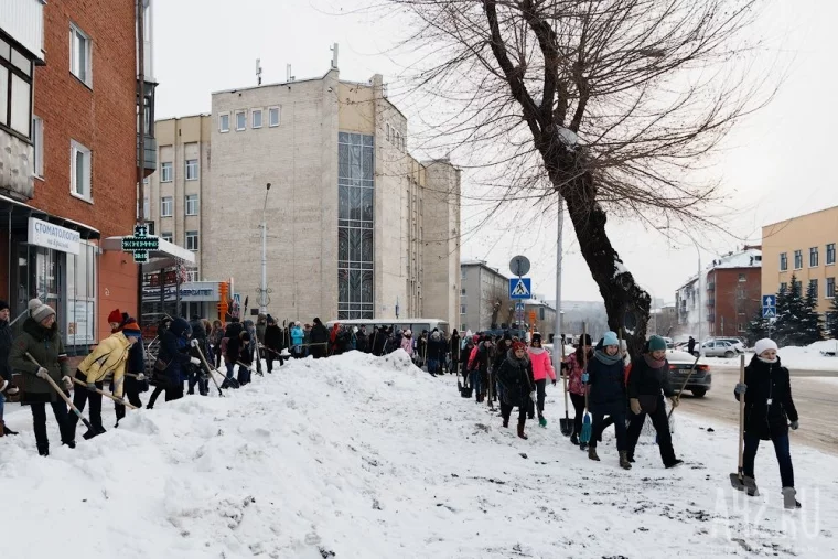 Фото: Студенты КемГУ вышли на уборку снега в центре города 43