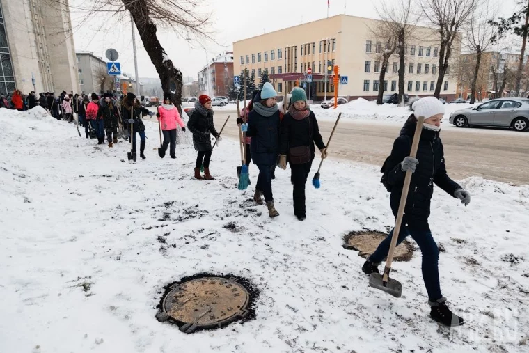 Фото: Студенты КемГУ вышли на уборку снега в центре города 45