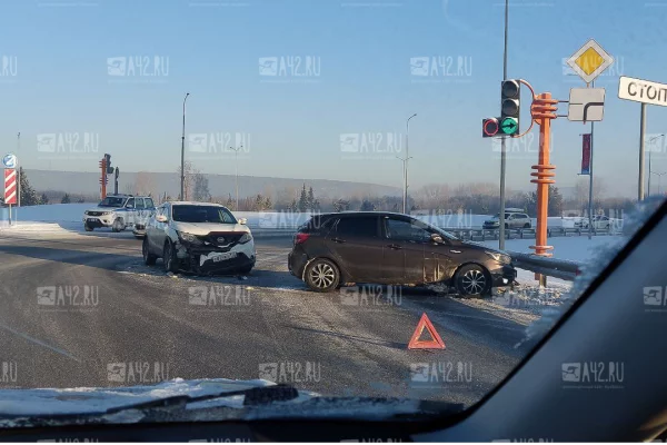 В Кемерове на Притомском проспекте столкнулись две иномарки