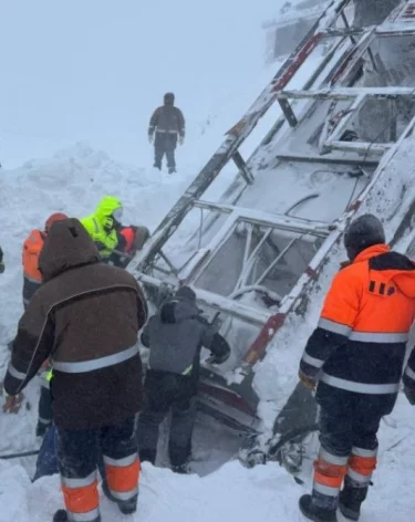Власти объяснили, как выжил геолог, пролежавший ночь под лавиной на Камчатке