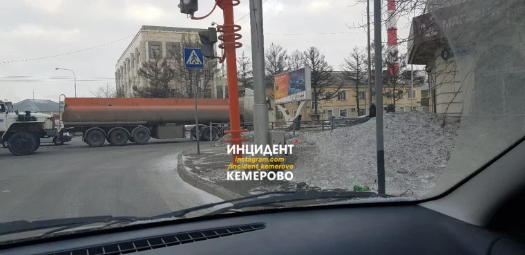 Фото: В Кемерове столкнулись бензовоз и автомобиль такси 2