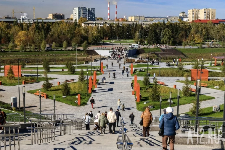 Фото: Пешеходный мост, памп-трек и амфитеатр на склоне: в Кемерове открыли новый парк у Искитимки 46