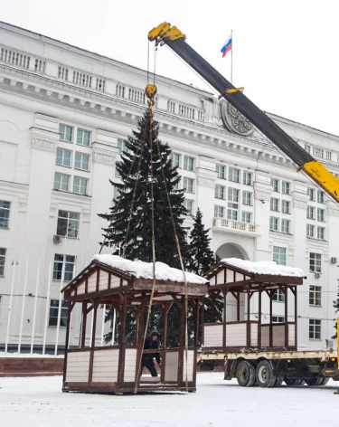 В Кемерове на площади Советов начали ставить торговые павильоны и заливать каток