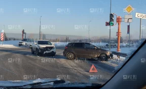 В Кемерове на Притомском проспекте столкнулись две иномарки