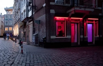 Фото: Власти Амстердама хотят убрать бордели из квартала красных фонарей 1