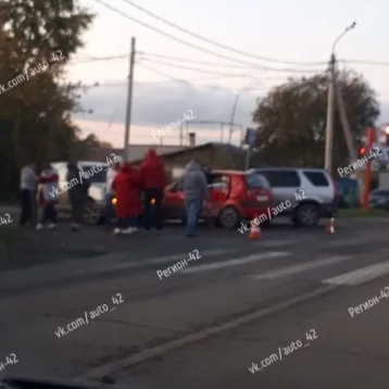 Фото: В Кемерове на перекрёстке произошло тройное ДТП 1