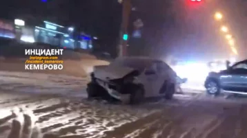 Фото: В Кемерове произошло серьёзное ДТП с участием такси, появилось видео аварии 1