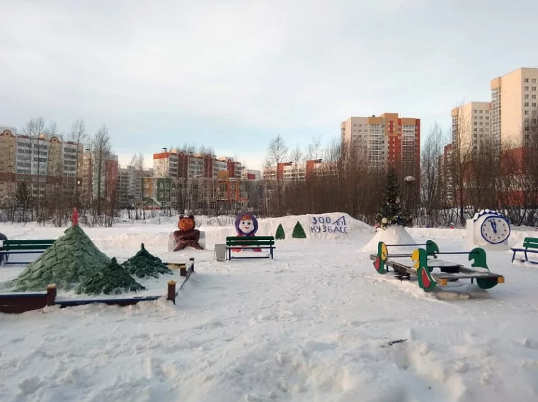 Фото: Для мальчишек и девчонок появился снежный городок «В гостях у сказки» на Радуге 2