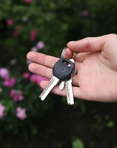 Не успевает собрать вещи: Долина хочет ещё пожить в квартире, которую купила Лурье