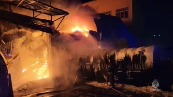 Фото: В Санкт-Петербурге вспыхнул ангар в Невском районе, пожарные ликвидируют огонь 1