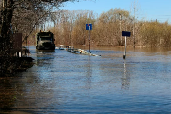 В Кемеровском округе поднявшаяся вода залила мост в деревне Жургавань