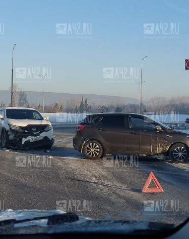 В Кемерове на Притомском проспекте столкнулись две иномарки