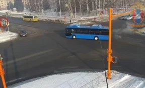 В Кемерове водитель автобуса нарушил ПДД на перекрёстке и попал на видео