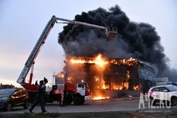 Фото: Кемеровчане сравнили пожар в автосалоне со сгоревшим Нотр-Дамом 1