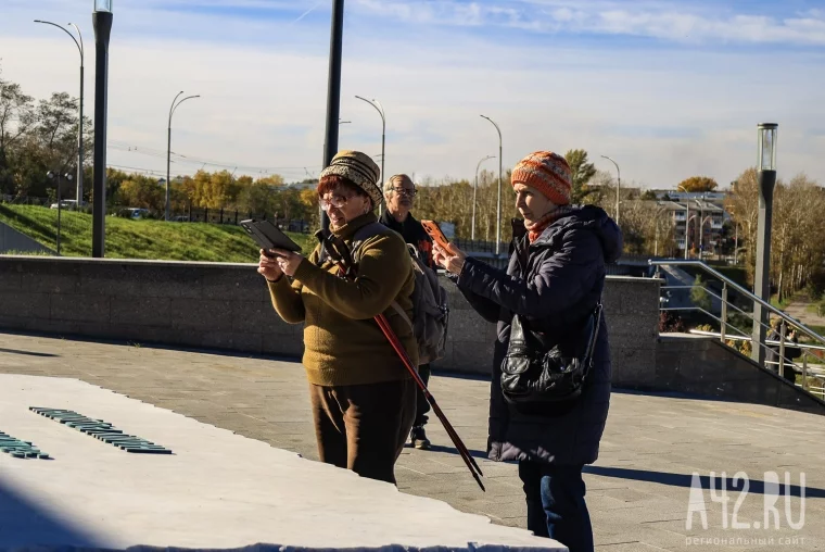 Фото: Пешеходный мост, памп-трек и амфитеатр на склоне: в Кемерове открыли новый парк у Искитимки 48
