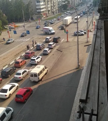 Фото: Из-за ДТП на проспекте Шахтёров в Кемерове образовалась большая пробка 2