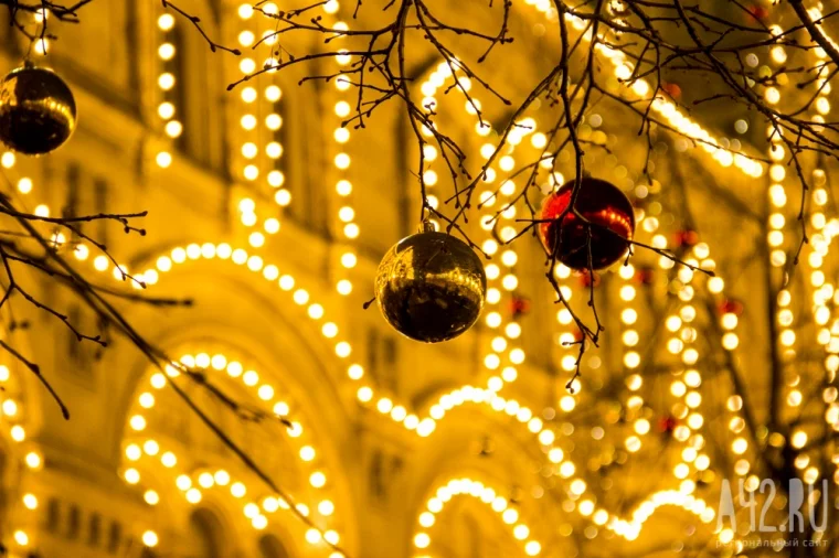 Фото: Жильцов могут оштрафовать за гирлянду в подъезде: как украсить дом и избежать нарушений 2