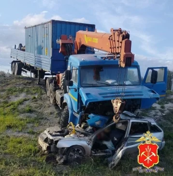 Фото: В Кузбассе «КамАЗ» вылетел на красный свет и снёс легковое авто: погибли три человека 1