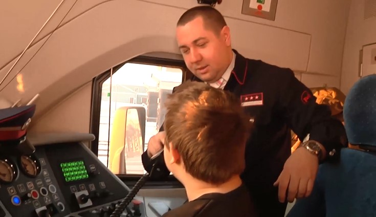 «Понравилось сигналить»: губернатор Кузбасса исполнил новогоднее желание мальчика, мечтавшего управлять поездом