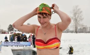 Бег в купальниках и заплыв в проруби: в Кемерове прошли первые соревнования по криатлону