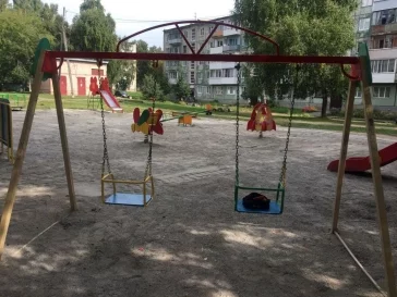 Фото: Возмутившую губернатора Кузбасса детскую площадку отремонтировали в Юрге 4