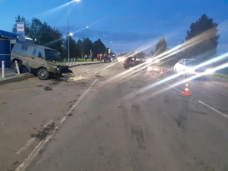 Фото: В Кузбассе автомобиль отбросило на остановочный павильон после ДТП 2