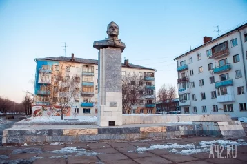 Фото: В Кемерове вандалы повредили отреставрированный памятник Юрию Гагарину 1