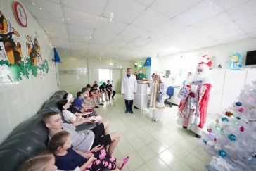 Фото: Илья Середюк вместе с Дедом Морозом навестил детей в больнице в Кемерове 3