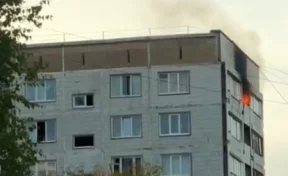 В Кузбассе пожар в многоэтажке сняли на видео на проспекте Победы в Юрге