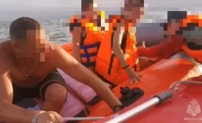 Лодка с детьми на борту перевернулась во время шторма в Приморье 