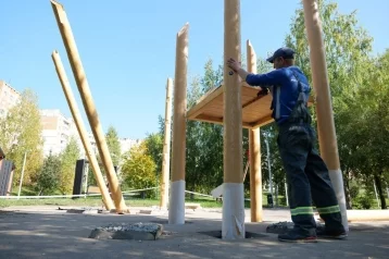 Фото: В Кемерове в сквере Новорождённых на ФПК монтируют игровую площадку с травмобезопасным покрытием 1