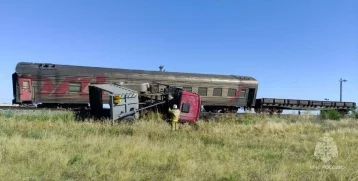 Фото: В Самарской области поезд сошёл с рельсов из-за столкновения с грузовиком 1
