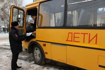 Фото: ГИБДД Кемерова проверит школьные автобусы в преддверии Нового года 1