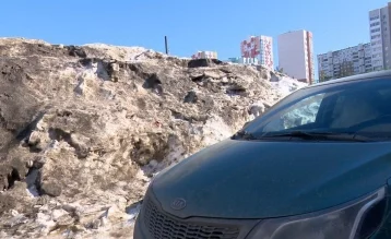 Фото: Горожане пожаловались на огромные горы снега и мусора в ЖК «Кемерово-Сити» 1