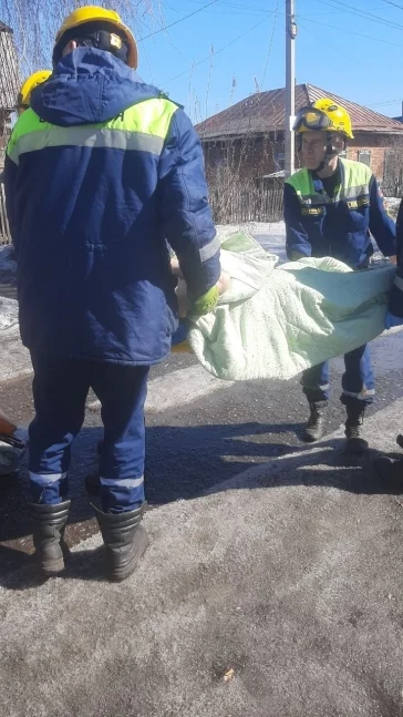 Фото: В Кемерове спасатели помогли упавшей в подполье женщине 1
