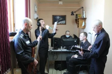Фото: В Кузбассе осуждённые начали записывать сказки на диски 1