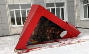 В Кузбассе задержали вандалов, разрушивших новогоднюю уличную фотозону